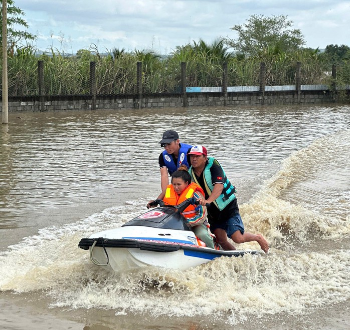 Đưa một trường hợp bị lũ cô lập tại xã Hồng Sơn về điểm tránh trú, sáng 5-12