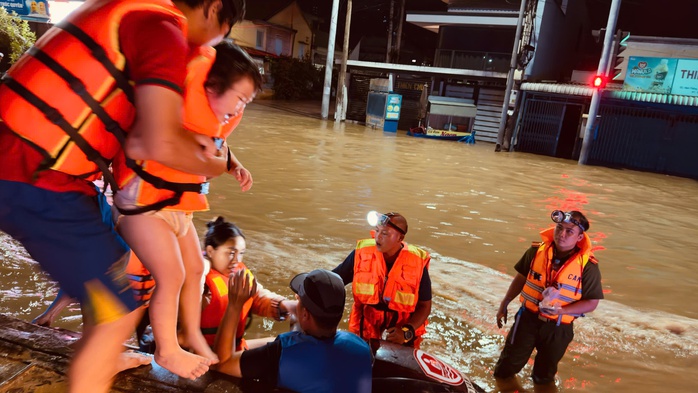 Hai mẹ con tại phường HÀm Thắng bị lũ cô lập, được đội cứu hộ đưa về nơi an toàn, tối 4-12