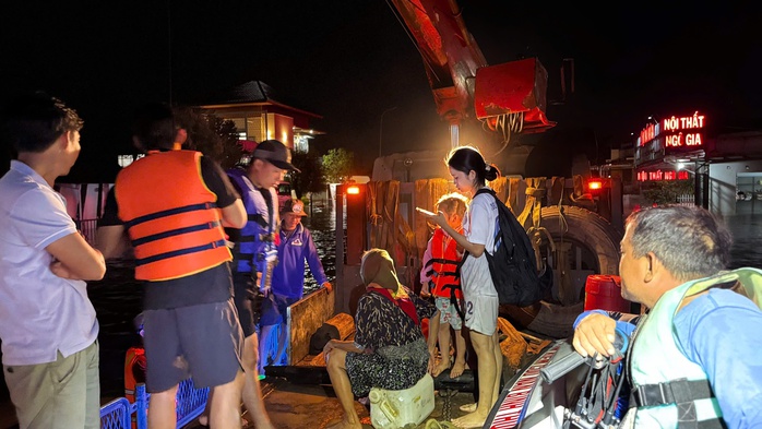 Đêm 4-12, nhiều hộ dân bị cô lập tại khu phố Kim Bình, Kim Thắng, Phú Mỹ... của Hàm Thắng được ứng cứu