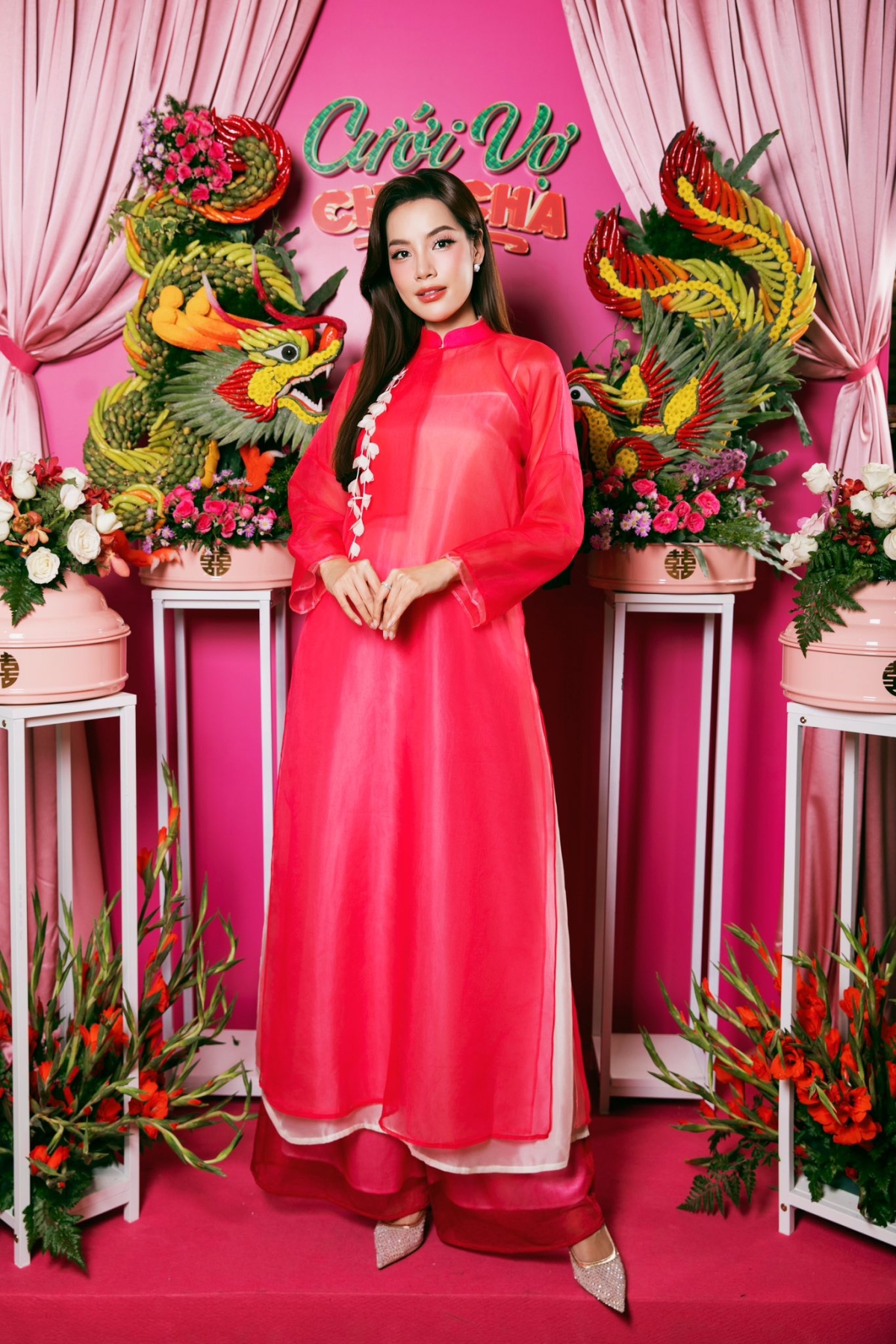 Nhiều sao Việt hưởng ứng mốt áo dài hot nhất mùa lạnh năm nay. Hoa hậu Lê Hoàng Phương chọn thiết kế với ba lớp vải để tạo nên các lớp màu hồng trên trang phục.