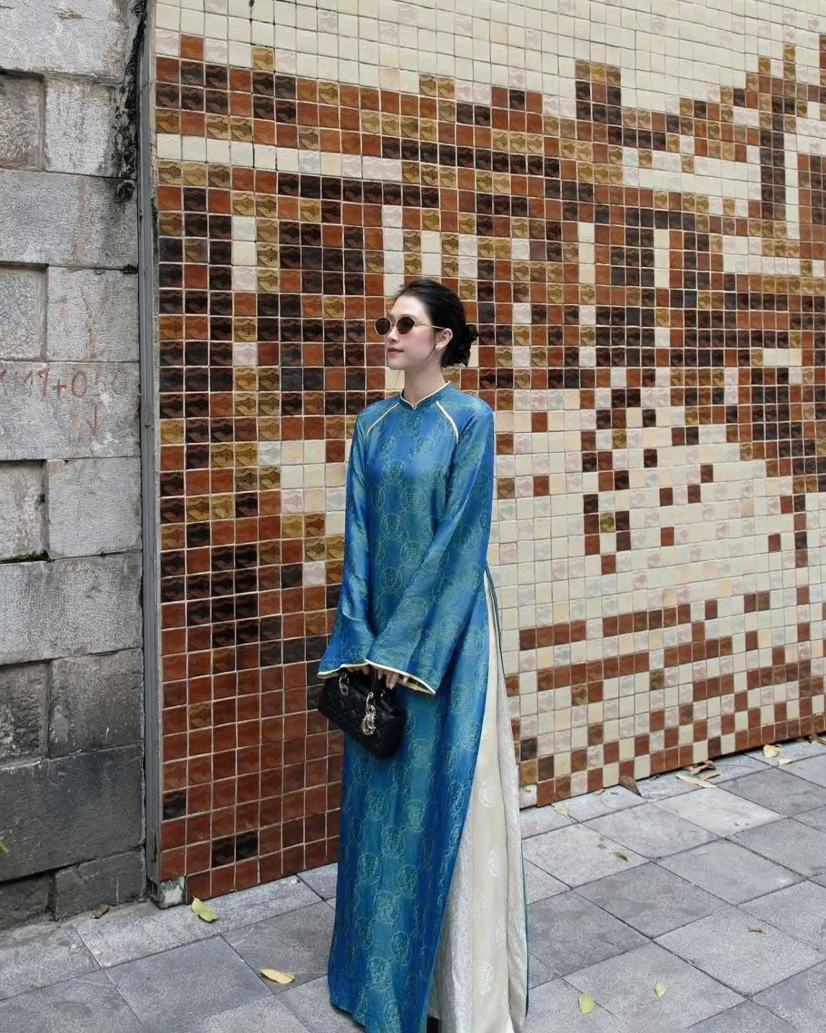 Tà ngoài, tà trong và màu quần thường có sự khác biệt rõ nét để giúp tạo nên hiệu ứng chuyển màu bắt mắt. Nhiều thương hiệu cho phép các tín đồ thời trang tự phối màu các tà theo sở thích, tạo nên những thiết kế độc đáo, ít đụng hàng.