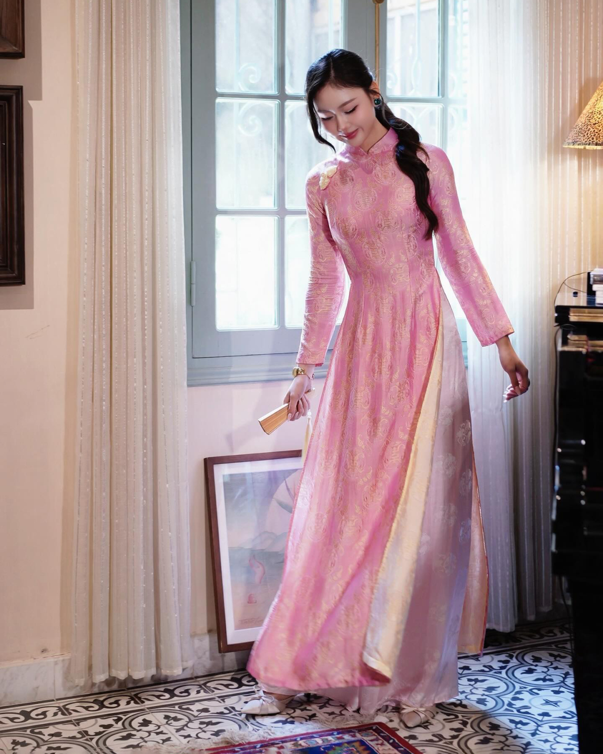 Trên nền phom áo dài truyền thống, lớp tà đối lập màu sắc phía trong mang đến sự bồng bềnh, thướt tha khi di chuyển cho người mặc.