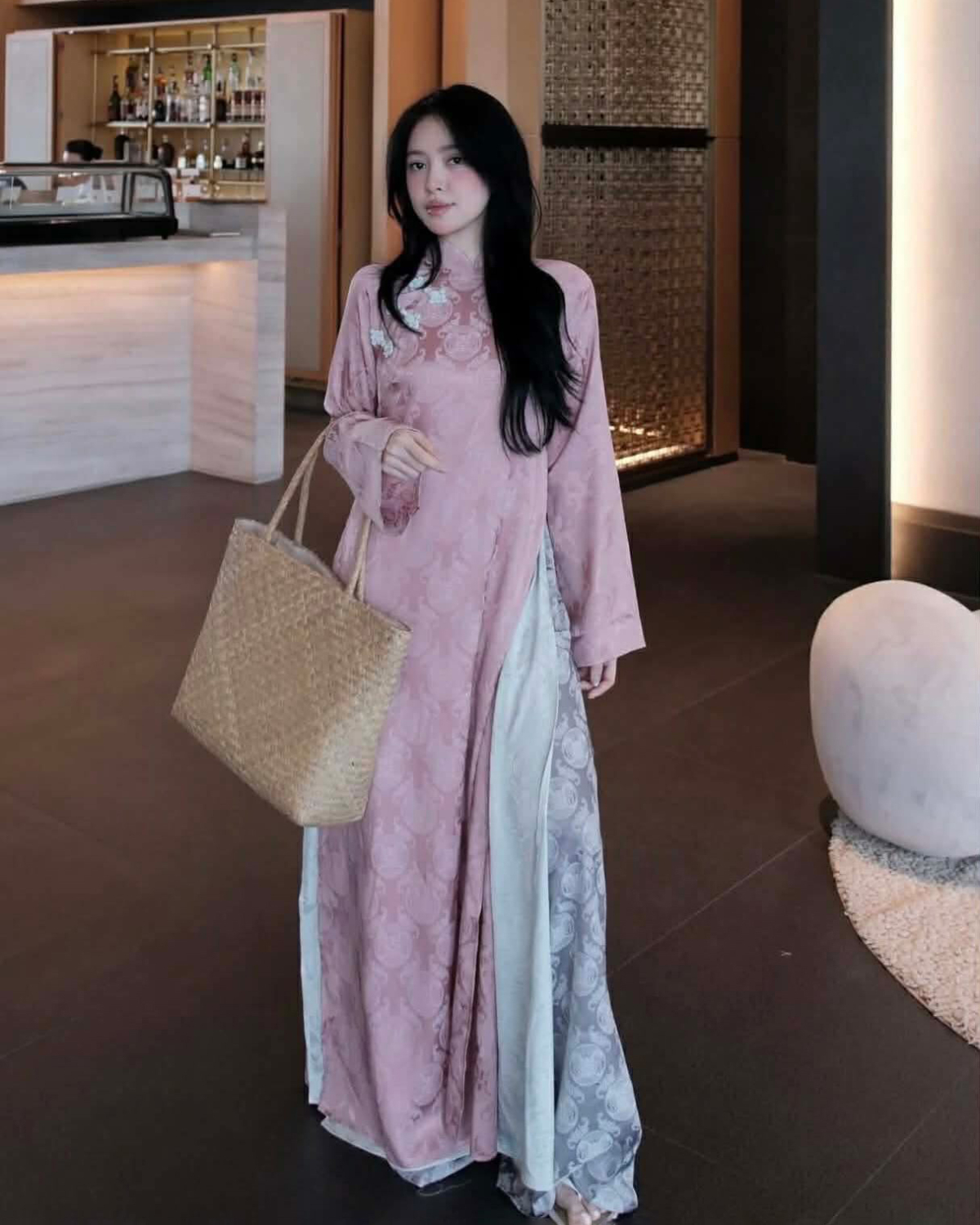 Mùa lễ Tết năm nay, các local brand, nhà thiết kế Việt đua nhau cho ra mắt những mẫu áo dài bốn tà với những cách phối màu độc đáo như hồng - vàng, xanh - tím, hồng - tím, trắng - hồng... mang đến sự lựa chọn đa dạng cho các quý cô.