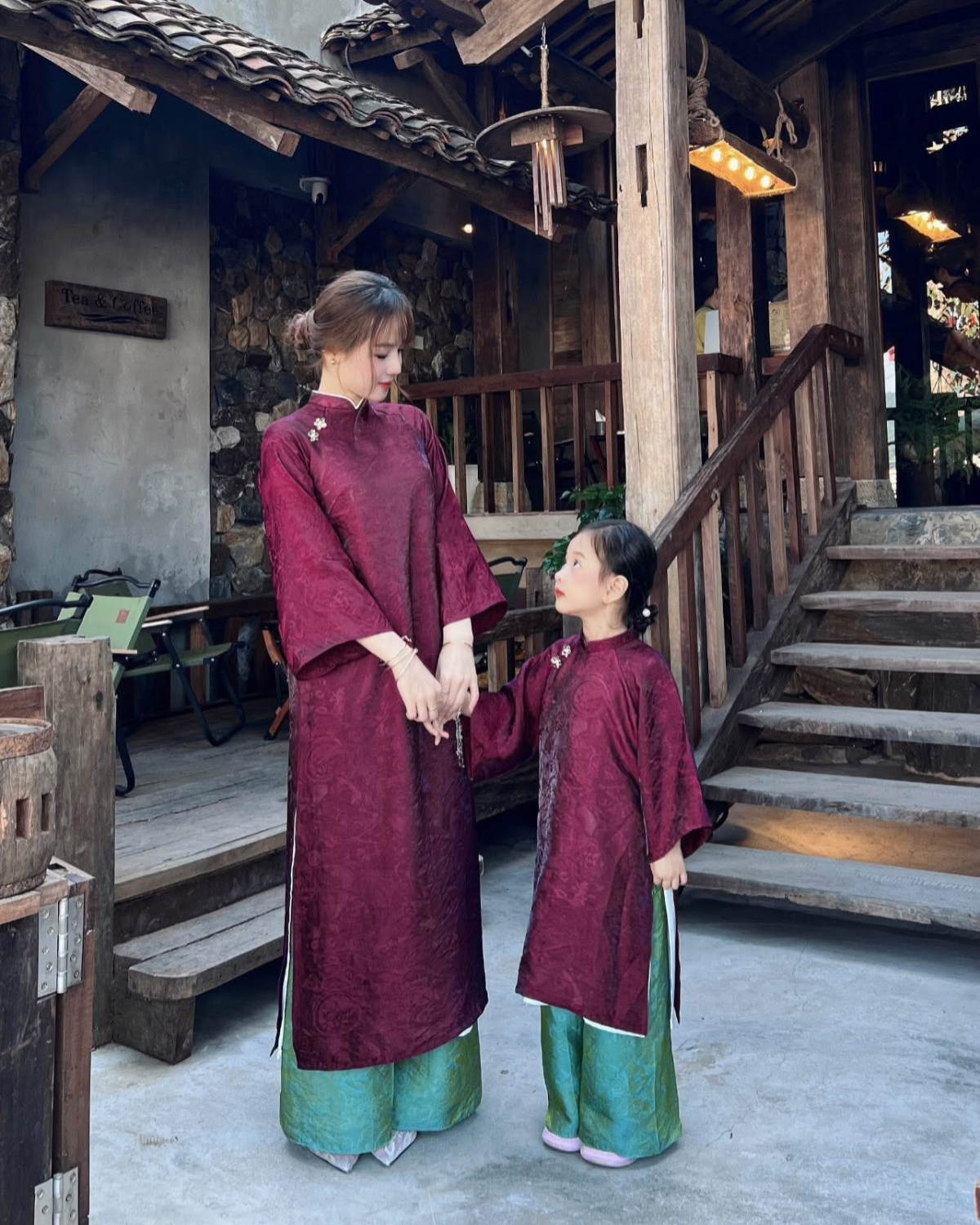 Mẫu áo dài bốn tà cho mẹ và bé được ưa chuộng.
