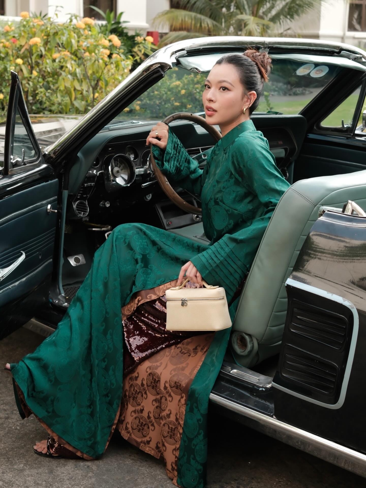 Fashionista Tú Hảo tạo vẻ sành điệu khi mặc áo dài tơ tằm hai lớp màu, kết hợp cùng quần kim sa bắt trend.