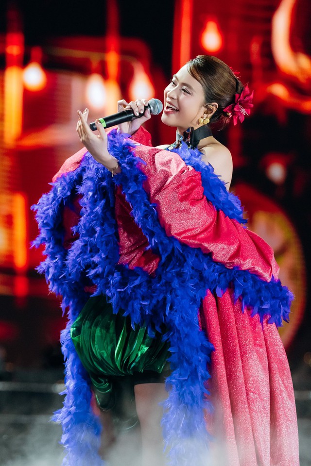 Hoàng Thùy Linh dù đã bước sang tuổi 38 nhưng cô vẫn rực rỡ trên sân khấu bởi nhan sắc trẻ trung, rạng rỡ và đầy sức sống. Được một vóc dáng đẹp như vậy, nữ ca sĩ gốc Hà thành đã rất chú trọng trong việc chăm sóc cơ thể lẫn sức khỏe.