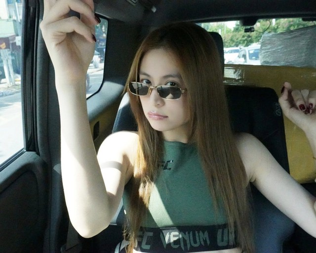 Sau quá trình làm sạch da mặt thì bước không thể thiếu tiếp theo của Hoàng Thùy Linh là dưỡng ẩm. Nữ chính Nhật ký Vàng Anh thường bôi kem dưỡng ẩm vào ban đêm để dưỡng da khỏe mạnh.