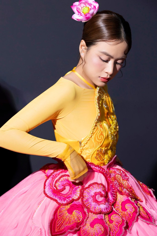 Khẩu phần ăn của nữ ca sĩ được bổ sung chủ yếu là rau xanh, đó là nguyên tắc mà bất cứ người diễn viên hay ca sĩ, người mẫu nào cũng cần phải tuân thủ để cải thiện cũng như duy trì vóc dáng của mình. Ngoài rau xanh, cô còn ăn nhiều hoa quả, trái cây, thực phẩm giàu protein.