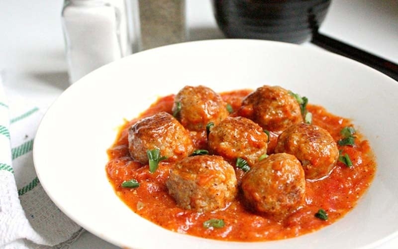 Xíu mại sốt cà chua là món mặn quen thuộc, thường xuất hiện trong những bữa cơm gia đình Việt. Thịt xíu mại mềm mịn, thơm tiêu, quyện cùng nước sốt cà chua chua ngọt đậm đà, tạo nên món ăn hấp dẫn cả về màu sắc lẫn hương vị. Đây là món ăn có nguồn gốc từ ẩm thực Hoa – Việt, được biến tấu theo khẩu vị Việt với hương vị thanh nhẹ, dễ ăn và rất “hao cơm”. Không chỉ dùng với cơm trắng, xíu mại sốt cà chua còn rất hợp ăn kèm bánh mì, tạo nên bữa sáng hoặc bữa trưa đầy đủ dinh dưỡng, tiện lợi và ngon miệng.