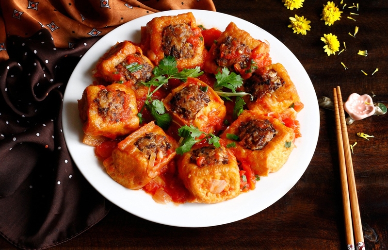 Đậu phụ nhồi thịt sốt cà chua là một món ăn quen thuộc, đậm đà hương vị, vừa có vị mềm mại của đậu phụ, vừa có vị ngọt béo của nhân thịt và chua ngọt của sốt cà chua. Món này rất phù hợp để làm món ăn chính trong bữa cơm gia đình.