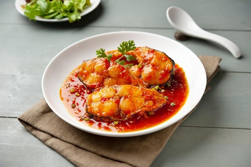 Cá thu sốt cà chua là món ăn đậm đà, thơm ngon và cực kì bổ dưỡng. Vì trong cá thu chứa hàm lượng protein và axit béo omega-3 cao, rất tốt cho sức khỏe. Bạn cho vào 4 thìa dầu ăn, cho hành tím vào phi thơm. Thêm tương cà chua vào chảo, khuấy đều. Tiếp đến, đổ cà chua băm vào chảo, nấu đến khi hỗn hợp đặc sánh lại. Nêm gia vị vừa miệng. Cho cá thu chiên vào chảo sốt cà chua cùng với gừng thái sợi, nấu tiếp trong khoảng 10 phút để cá ngấm đều gia vị. Cuối cùng, thêm hành lá và thì là thái nhỏ vào, tắt bếp.