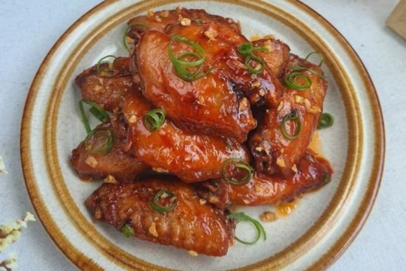 Cánh gà là nguyên liệu được dùng để chế biến rất nhiều món ăn ngon. Nếu đã quá quen thuộc với món cánh gà chiên nước mắm, chiên giòn, chiên xù thì bạn có thử rim cánh gà với sốt cà chua ngon tuyệt này. Cách rim cánh gà với sốt cà chua đơn giản, nhanh chóng. Món ăn này sẽ giúp bữa cơm gia đình bạn thêm ngon miệng. Cho sốt cà chua và đường vào chảo dầu ăn. Đảo đều. Sau đó cho cánh gà đã chiên vào xào chung, đậy nắp lại. Khi nước sốt sôi thì mở nắp, vặn lửa lớn, đợi nước sốt sánh lại thì tắt bếp. Bày cánh gà chiên giòn sốt cà chua ra đĩa, rắc chút hành lá lên trên và thưởng thức khi còn nóng.