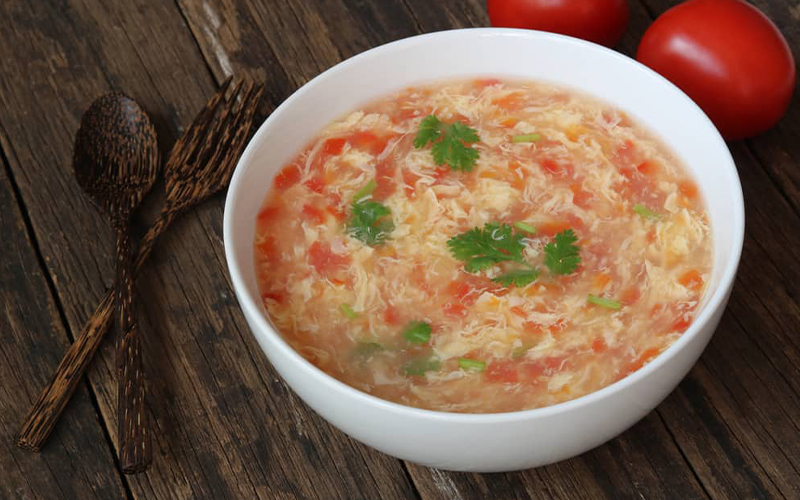 Món canh nhẹ nhàng, hương vị thanh đạm không quá cầu kì hay đặc biệt. Nhưng đây lại là món ăn vô cùng nhẹ bụng, giúp bạn cảm thấy ngon miệng và dễ ăn hơn, đây cũng là nguồn cung cấp các chất đạm, chất béo và chất xơ dồi dào, vừa tốt cho mắt, cho hệ tiêu hoá và cho cả việc giảm cân của bạn.