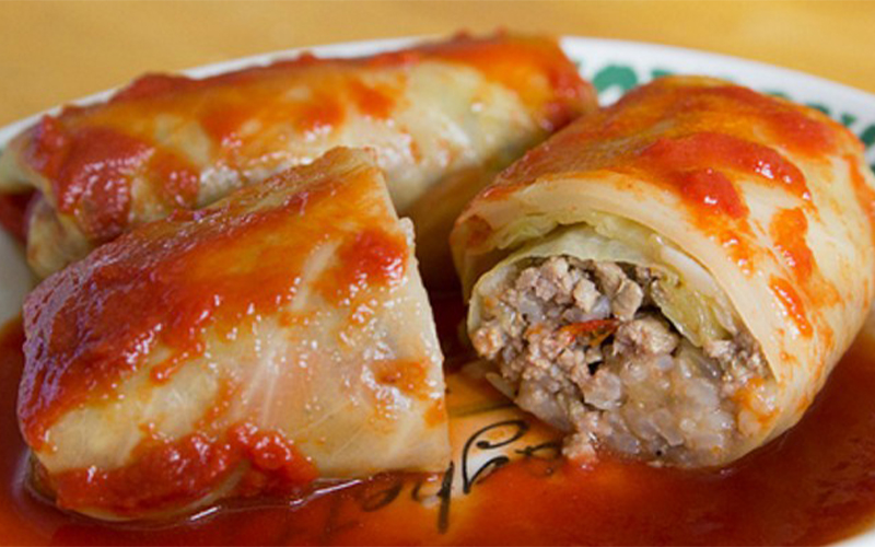 Phần thịt bùi bên trong, bao ngoài bởi miếng rau bắp cải ngọt thanh mát và phủ lên lớp sốt cà chua đậm đà, như một bức tranh vị giác vô cùng tuyệt vời. Ngoài ra, đây cũng là món ăn rất bổ dưỡng vì bắp cải và cà chua là bộ đôi cung cấp chất xơ, khoáng chất và vitamin để cơ thể hấp thụ tốt các dưỡng chất, giảm cảm giác thèm ăn, no lâu, còn thịt thì cung cấp đầy đủ chất đạm cho cơ thể.