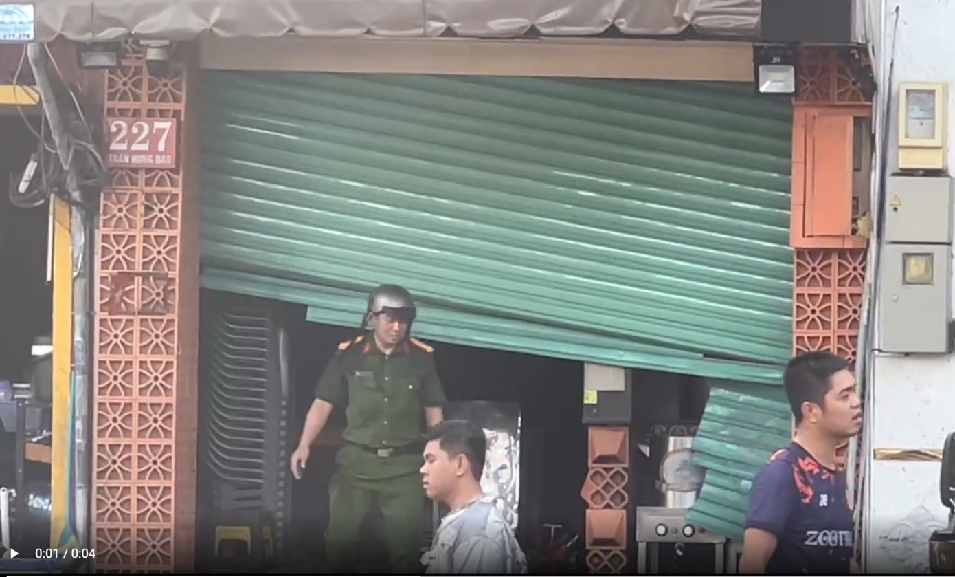 Cánh cửa cuốn gây nhiều khó khăn cho lực lượng chức năng khi tiếp cận chữa cháy.