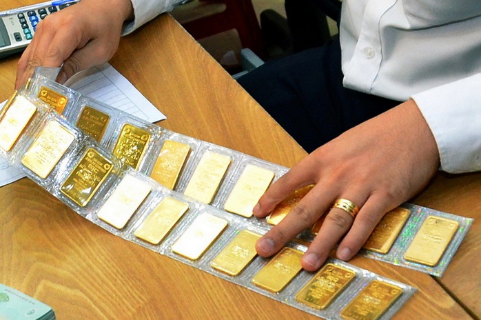Giá vàng trong nước ổn định dù giá thế giới giảm tiếp