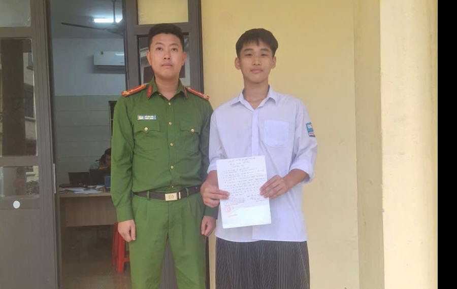 Nam sinh Nguyễn Quang Đại chuyển trả số tiền hơn 30 triệu đồng cho anh T.B.H trước sự chứng kiến của Công an xã Như Quỳnh. Ảnh: Cơ quan Công an.