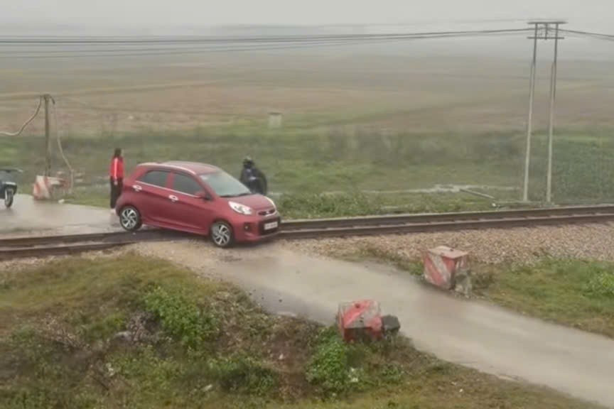 Ô tô 4 chỗ mắc kẹt trên đường ray đúng lúc tàu hỏa đang lao tới.