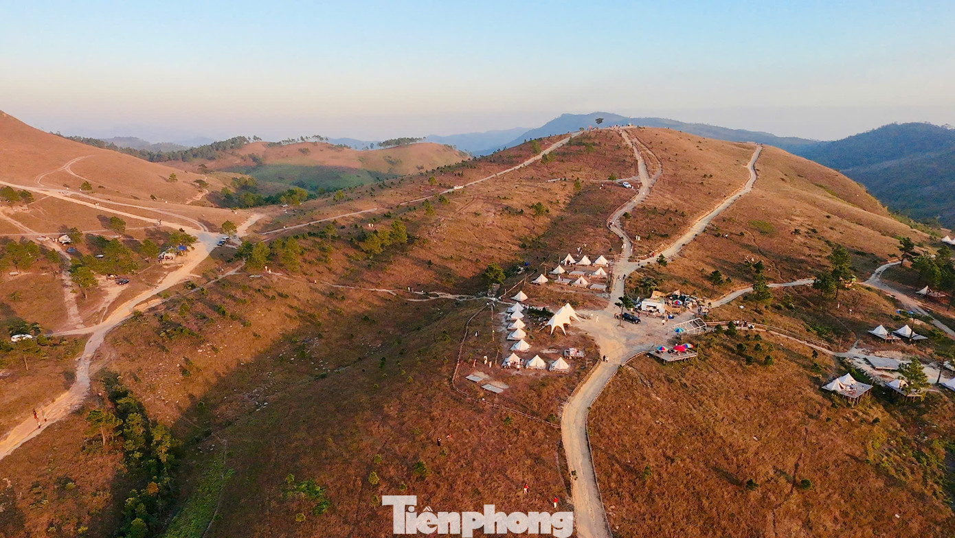 Du Khách Đổ Xô Đi Cắm Trại, Check-In Ở Đồi Cỏ Phủ Màu Siêu Thực Nơi Đây Được Nhiều Du Khách Ví Von Là Đà Lạt Thu Nhỏ Của Vùng Đông Bắc Nhờ Những Triền Đồi Cỏ Cháy Vàng Rực Và Không Khí Se Lạnh Đặc Trưng.