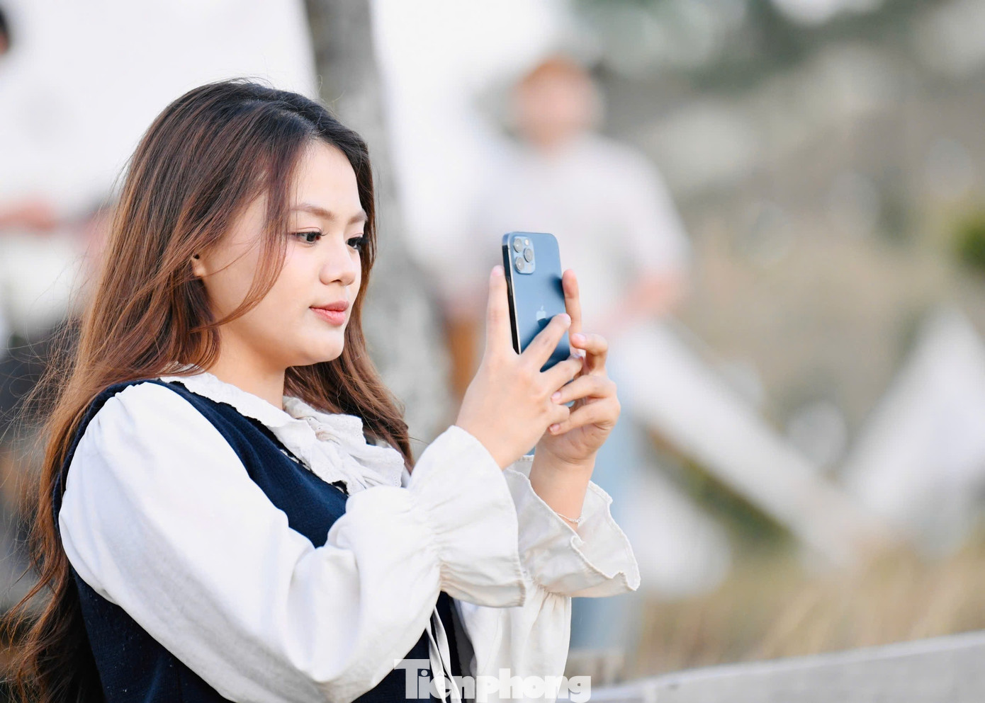 Du Khách Đổ Xô Đi Cắm Trại, Check-In Ở Đồi Cỏ Phủ Màu Siêu Thực Du Khách Đổ Xô Đi Cắm Trại, Check-In Ở Đồi Cỏ Phủ Màu Amp;#34;Siêu Thựcamp;#34; - 6