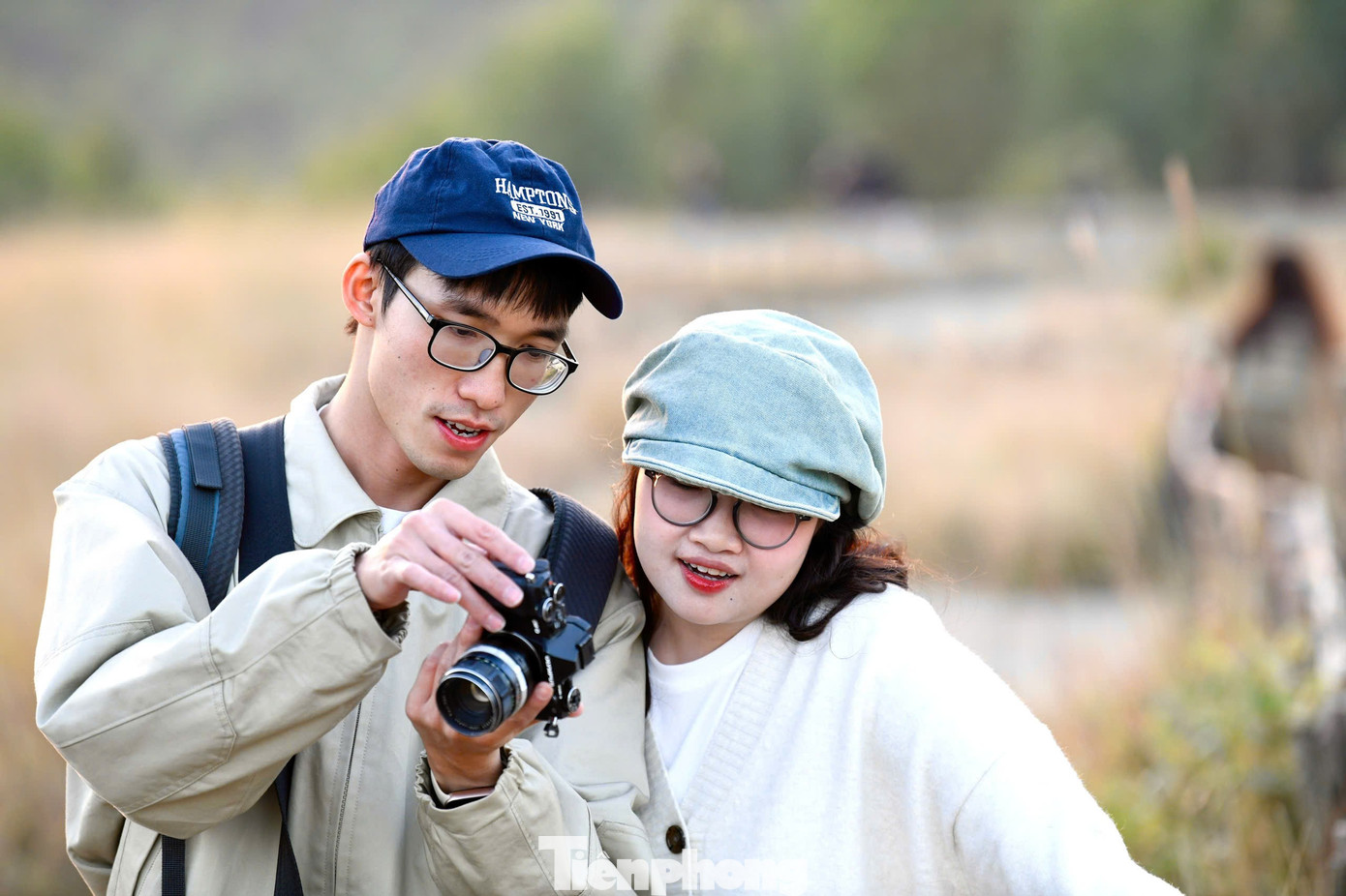 Du Khách Đổ Xô Đi Cắm Trại, Check-In Ở Đồi Cỏ Phủ Màu Siêu Thực Đồi Cỏ Cháy Phượng Hoàng Nhanh Chóng Trở Thành Tọa Độ Sống Ảo Mới Mẻ Thu Hút Nhiều Tín Đồ Mê Xê Dịch Ghé Thăm Dịp Gần Đây.