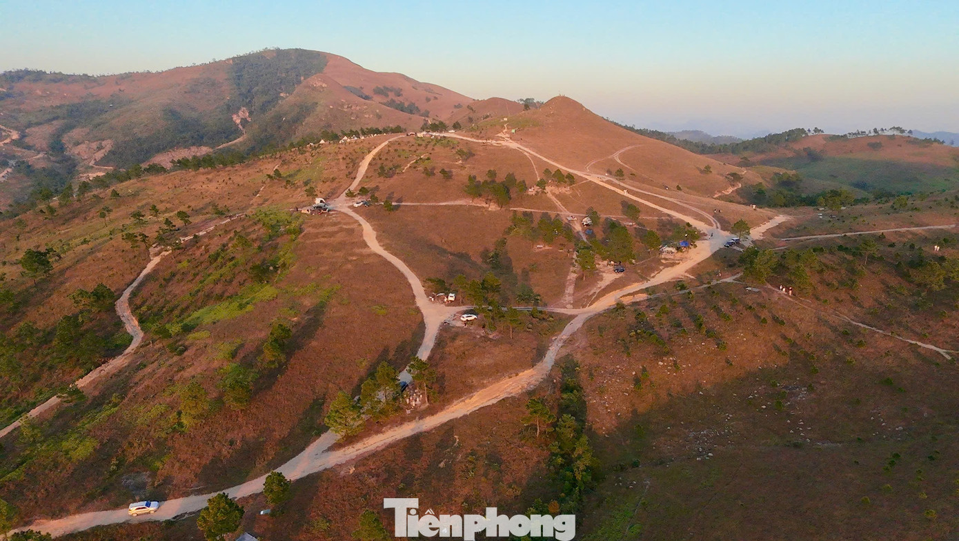 Du Khách Đổ Xô Đi Cắm Trại, Check-In Ở Đồi Cỏ Phủ Màu Siêu Thực Đây Là Thời Điểm Lý Tưởng Để Du Khách Đến Thăm Đỉnh Phượng Hoàng. Lúc Này, Những Đồi Cỏ Chuyển Sang Màu Vàng Nâu, Thích Hợp Để Chụp Những Bức Ảnh Như Trong Những Thước Phim Hàn Quốc Với Khung Cảnh Hùng Vĩ Và Hoang Sơ. Đỉnh Phượng Hoàng Với Vẻ Đẹp Hoang Sơ Và Lãng Mạn, Hứa Hẹn Sẽ Là Điểm Đến Không Thể Bỏ Qua Khi Du Khách Ghé Đến Quảng Ninh.