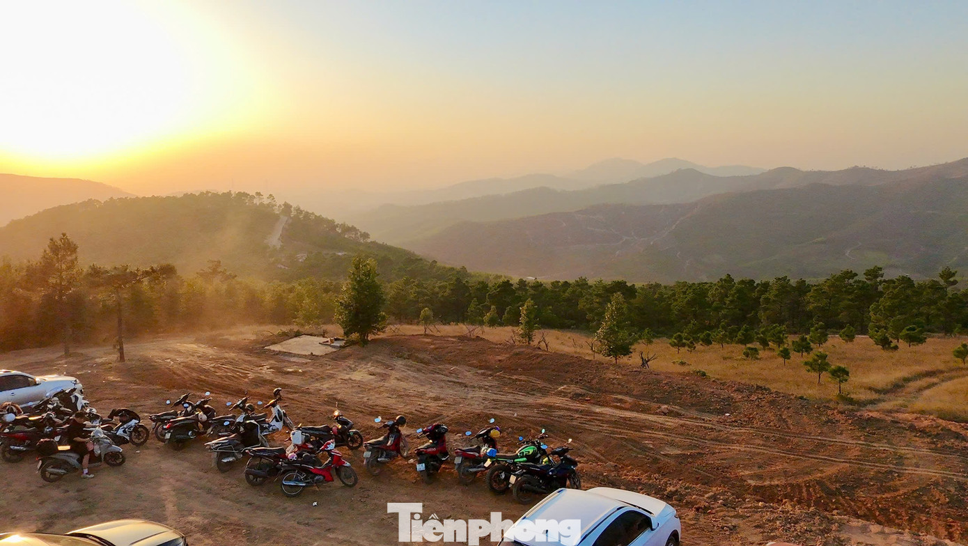 Du Khách Đổ Xô Đi Cắm Trại, Check-In Ở Đồi Cỏ Phủ Màu Siêu Thực Img Src/Upload/4-2025/Images/2025-12-06/1765004790-Tp-Ph-16-Width1390Height926.Jpg Width660 /