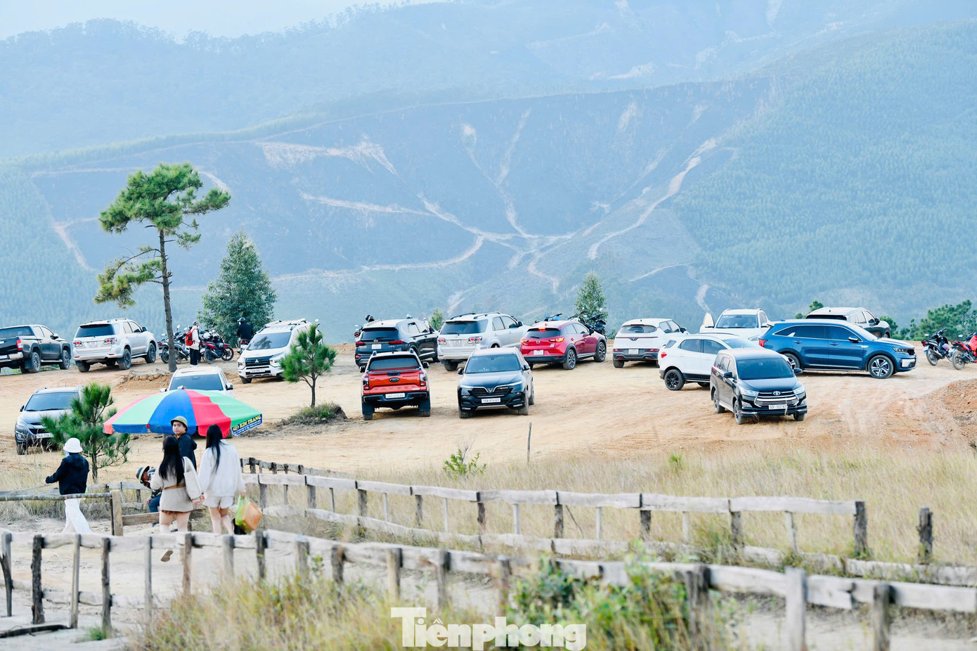 Du Khách Đổ Xô Đi Cắm Trại, Check-In Ở Đồi Cỏ Phủ Màu Siêu Thực Du Khách Đổ Xô Đi Cắm Trại, Check-In Ở Đồi Cỏ Phủ Màu Amp;#34;Siêu Thựcamp;#34; - 13