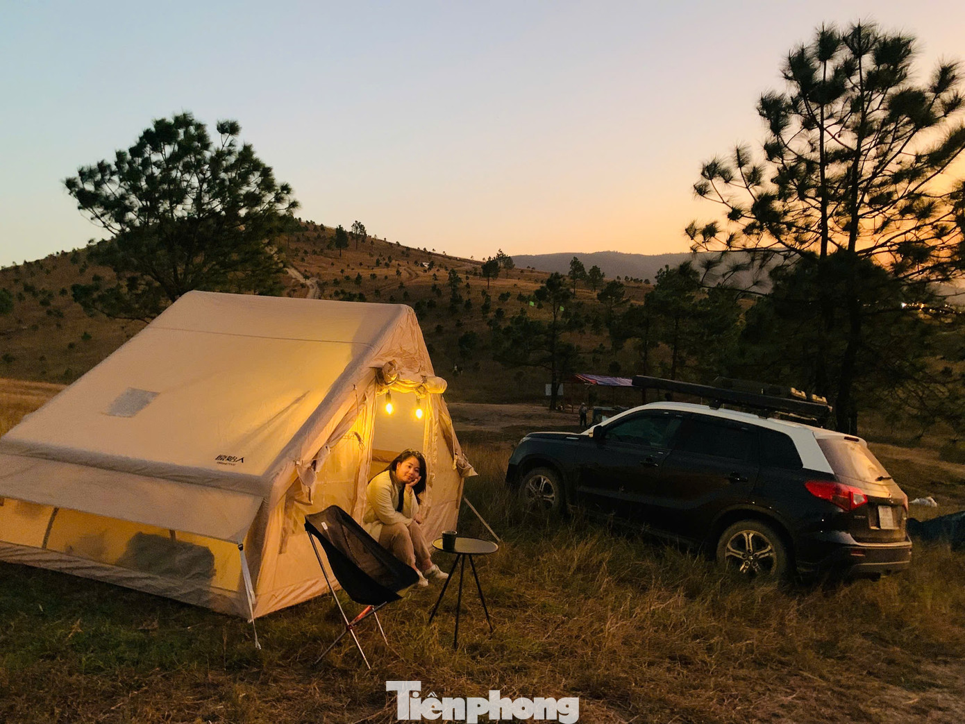 Du Khách Đổ Xô Đi Cắm Trại, Check-In Ở Đồi Cỏ Phủ Màu Siêu Thực Đỉnh Phượng Hoàng Là Nơi Phù Hợp Cho Nhiều Đối Tượng Du Khách, Từ Những Người Tìm Kiếm Sự Bình Yên Một Mình Đến Các Nhóm Bạn Trẻ, Các Gia Đình Muốn Có Những Trải Nghiệm Gần Gũi Với Thiên Nhiên. Chị Thu Hà - Một Du Khách Quen Thuộc - Chia Sẻ Gia Đình Đã Đến Đây Nhiều Lần Cắm Trại Nhưng Mỗi Chuyến Đi Đều Mang Lại Một Trải Nghiệm Mới Mẻ Vì Cảnh Sắc Nơi Đây Đẹp Quanh Năm.