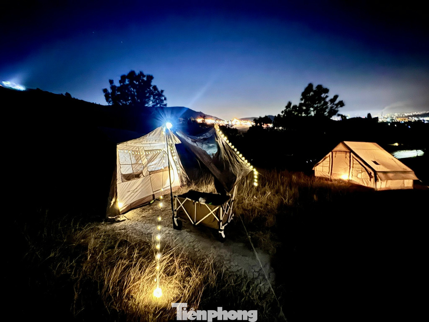 Du Khách Đổ Xô Đi Cắm Trại, Check-In Ở Đồi Cỏ Phủ Màu Siêu Thực Img Src/Upload/4-2025/Images/2025-12-06/1765004791-Tp-Ph-52-Width1390Height1043.Jpg Width660 /