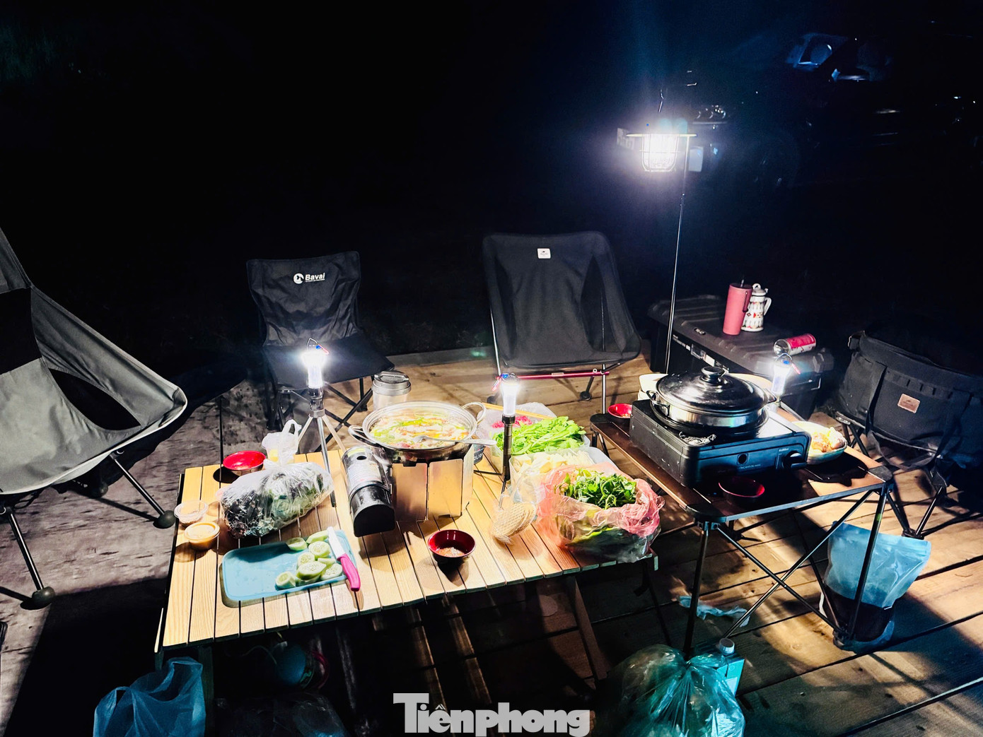 Du Khách Đổ Xô Đi Cắm Trại, Check-In Ở Đồi Cỏ Phủ Màu Siêu Thực Tại Đây Có Cung Cấp Các Dịch Vụ Cắm Trại Nếu Du Khách Có Nhu Cầu Ở Lại Qua Đêm Để Ngắm Bình Minh Hoặc Hoàng Hôn. Với Chi Phí Gần 700.000 Đồng/Người, Sẽ Có Xe Đưa Đón Từ Homestay Đến Tận Khu Cắm Trại. Ở Đây Cũng Có Đầy Đủ Lều Ngủ, Chăn Ấm, Đệm Êm, Bữa Bbq Thơm Ngon Kèm Pháo Hoa Rực Rỡ, Và Khu Nhà Vệ Sinh Cũng Rất Sạch Sẽ. Nhiều Gia Đình Cũng Chọn Nơi Đây Làm Điểm Dã Ngoại, Đem Theo Lều Trại Đến Cắm Cuối Tuần Để Rời Xa Sự Ồn Ào Của Thành Thị.