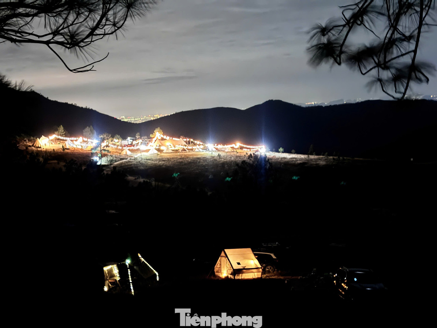 Du Khách Đổ Xô Đi Cắm Trại, Check-In Ở Đồi Cỏ Phủ Màu Siêu Thực Du Khách Đổ Xô Đi Cắm Trại, Check-In Ở Đồi Cỏ Phủ Màu Amp;#34;Siêu Thựcamp;#34; - 17