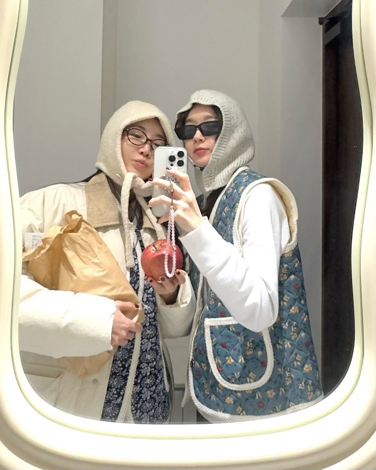 Áo bà ngoại toát lên sự tinh nghịch, bình dị và gợi nhớ kỷ niệm nên được các bạn trẻ yêu thích. Trong nước, giá của mỗi chiếc gilet dao động từ 150.000 đến 450.000 đồng, phù hợp túi tiền của học sinh, sinh viên. Nhiều nhóm bạn thường rủ nhau mặc áo này khi đi du lịch hoặc chụp ảnh cuối năm.