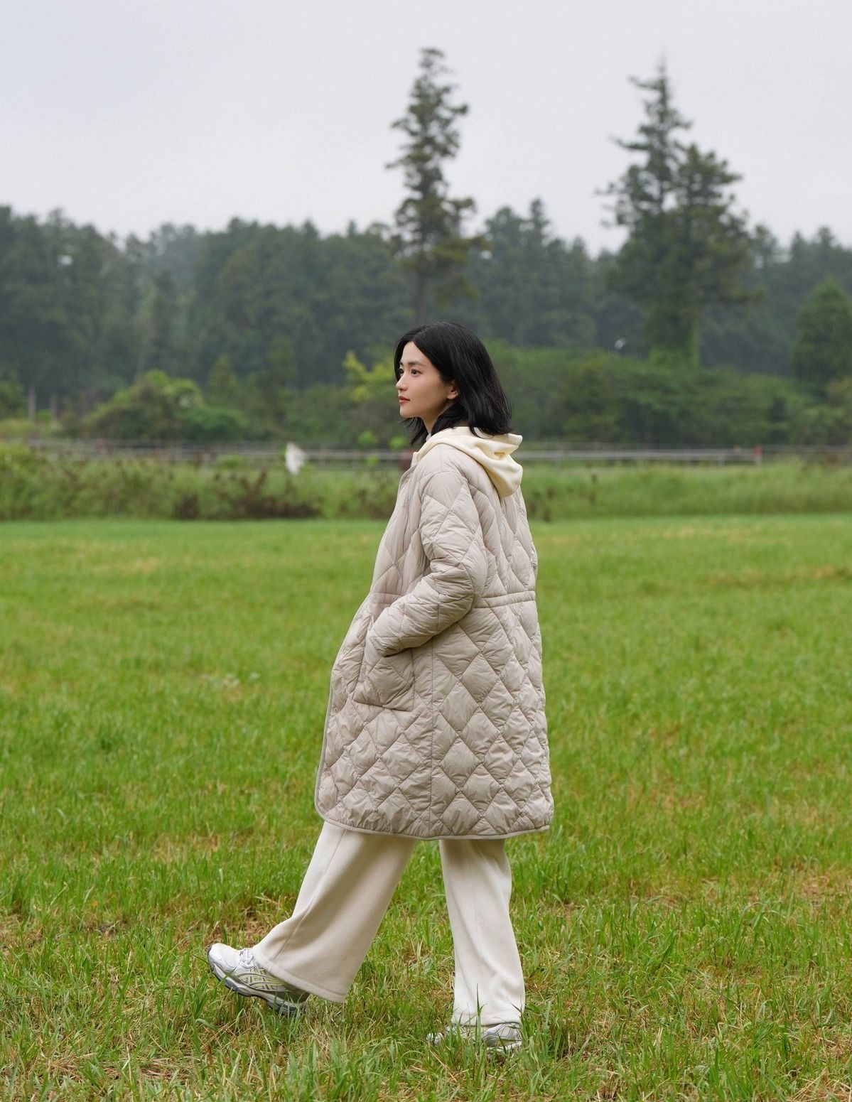 Nhiều hãng mốt lớn và bình dân đã phát triển loại áo dáng dài từ năm 2023, phù hợp với những ngày trời rét đậm và ẩm ướt.