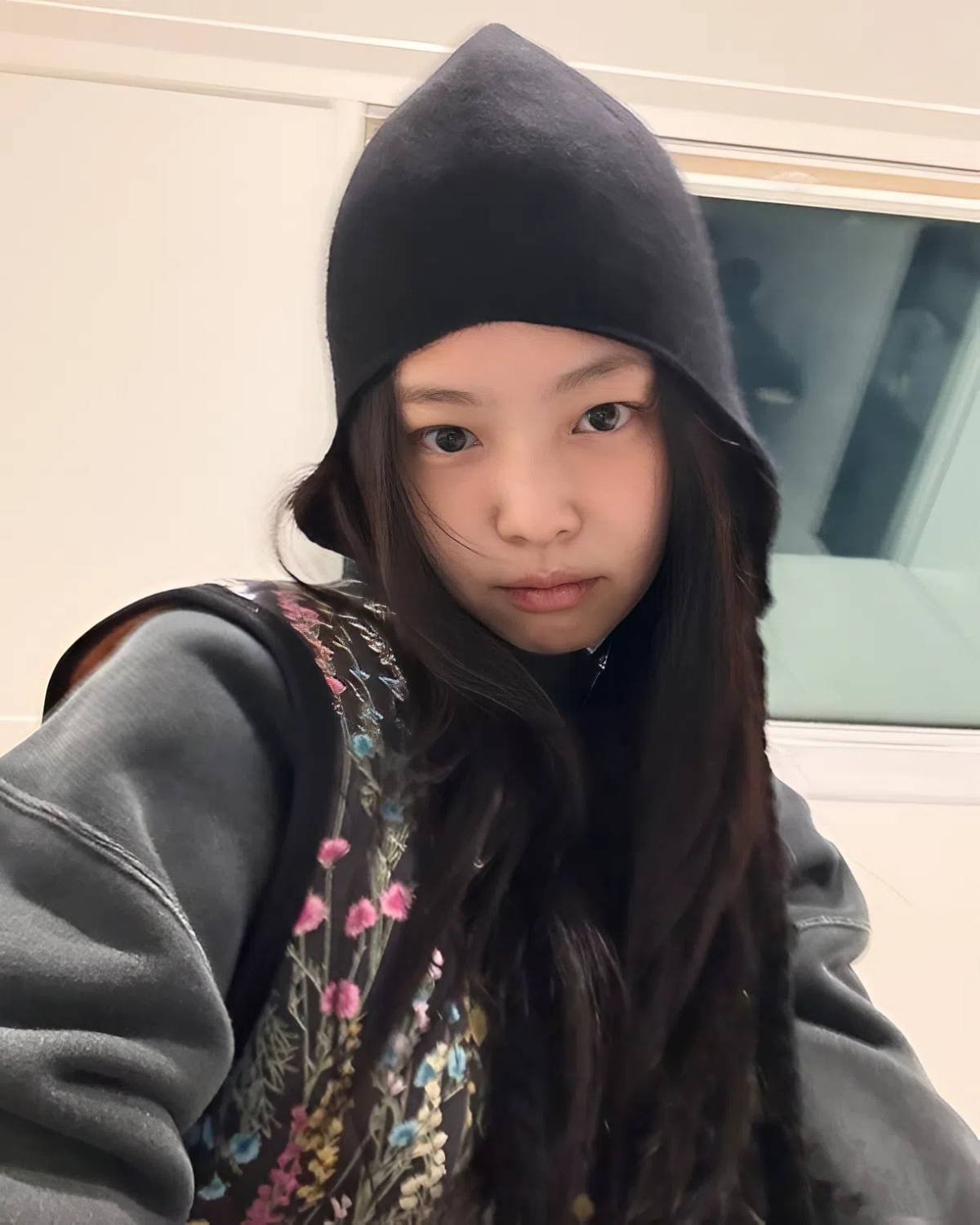 Ca sĩ Jennie nhóm Blackpink là một trong những sao lăng xê mốt này. Bức ảnh cô mặc áo gilet hoa với sweatshirt xám được lan truyền khắp mạng xã hội, khuấy động làng mốt Hàn Quốc.