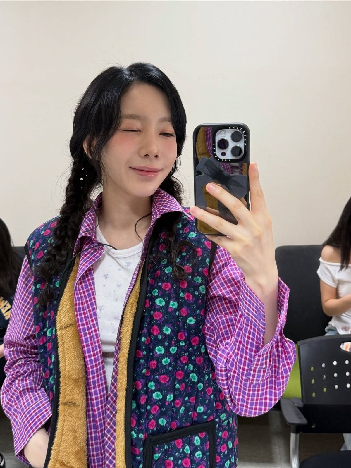 Ca sĩ Taeyeon cũng theo đuổi xu hướng với áo hoa nhí, phối sơ mi sặc sỡ.