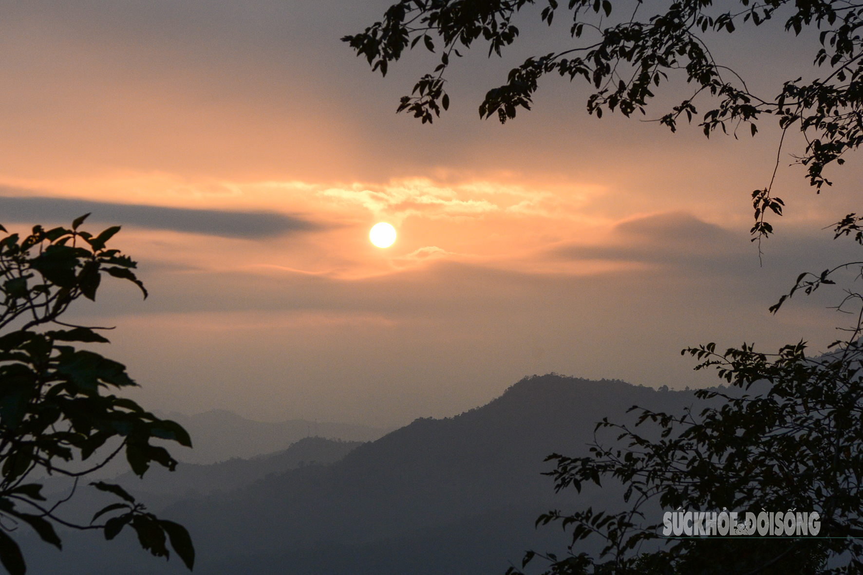 Mặt Trời Hiện Lên Sau Tầng Mây Dày, Tạo Nên Khung Cảnh Bình Minh Huyền Ảo Trên Đỉnh Đồn Đèn.