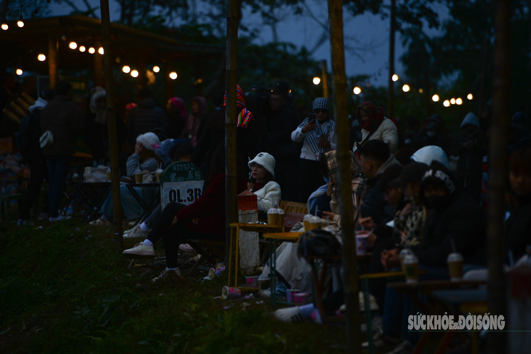 Theo Chân Giới Trẻ Lên Đồn Đèn Đón Bình Minh Và Săn Biển Mây Tuyệt Đẹp Tại Điểm Săn Mây, Hàng Chục Bạn Trẻ Đã Có Mặt Từ Rất Sớm, Ngồi Dọc Tuyến Tỉnh Lộ 257B, Tay Ôm Ly Cà Phê Nóng, Kiên Nhẫn Đợi Mặt Trời Xuất Hiện.