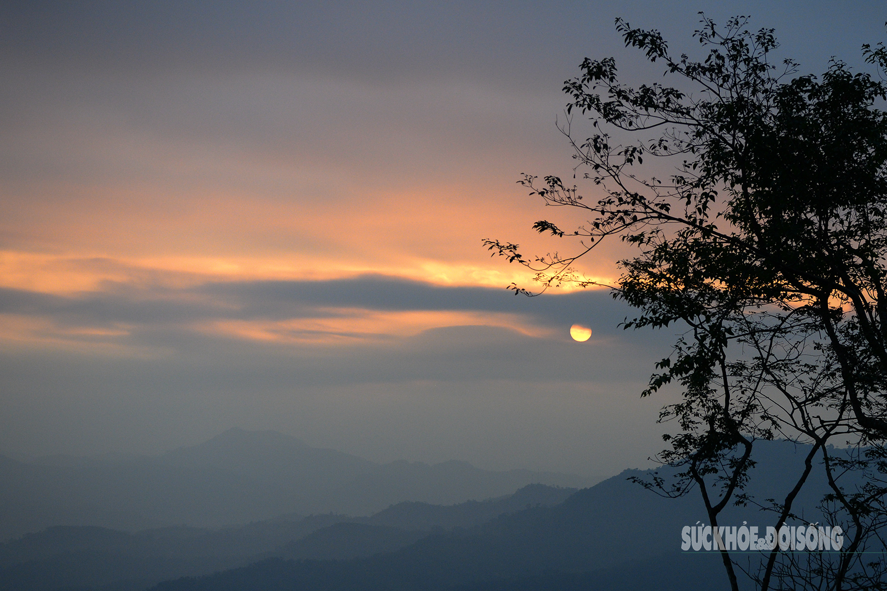 Theo Chân Giới Trẻ Lên Đồn Đèn Đón Bình Minh Và Săn Biển Mây Tuyệt Đẹp Khoảnh Khắc Mặt Trời Bắt Đầu Ló Rạng, Nhuộm Hồng Cả Biển Mây Và Những Dãy Núi Trùng Điệp Của Ba Bể.