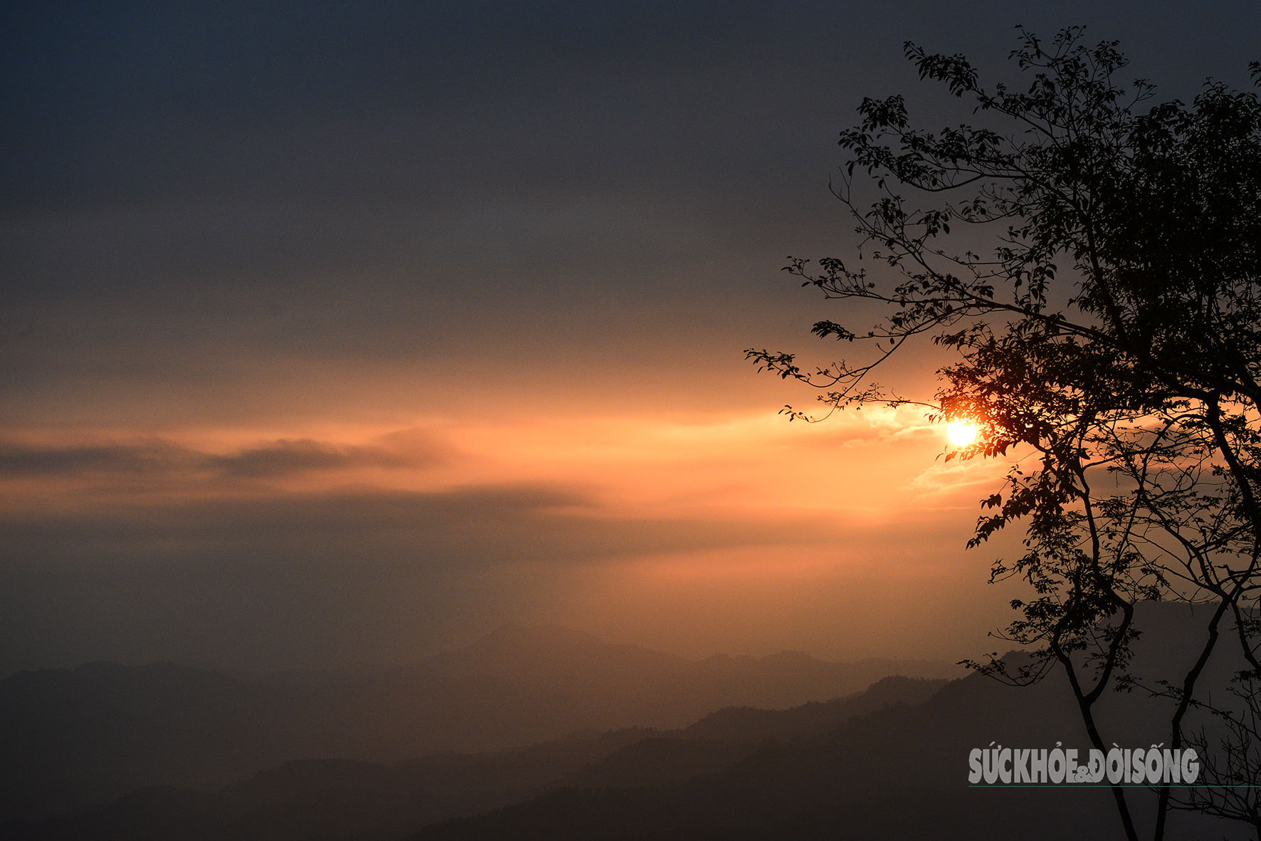 Theo Chân Giới Trẻ Lên Đồn Đèn Đón Bình Minh Và Săn Biển Mây Tuyệt Đẹp Khoảnh Khắc Mặt Trời Dần Ló Lên Sau Tầng Mây, Nhuộm Cam Cả Thung Lũng Dưới Chân Đỉnh Đồn Đèn.