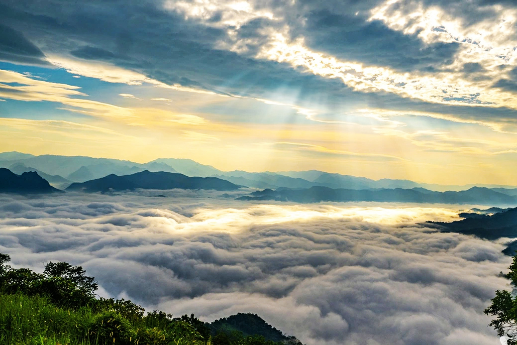 Theo Chân Giới Trẻ Lên Đồn Đèn Đón Bình Minh Và Săn Biển Mây Tuyệt Đẹp Biển Mây Trong Ánh Bình Minh Đẹp Như Một Bức Tranh. (Ảnh: