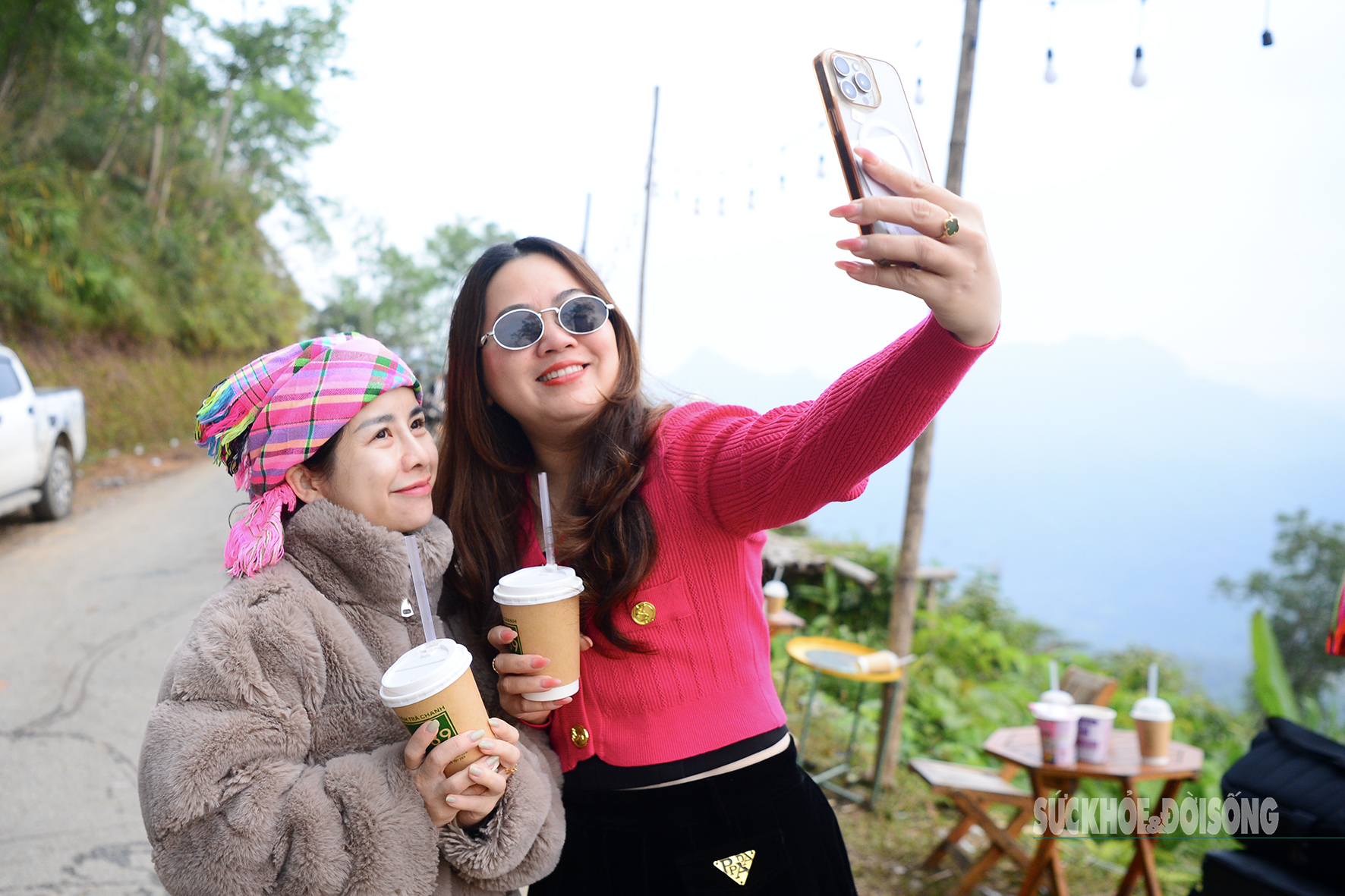 Theo Chân Giới Trẻ Lên Đồn Đèn Đón Bình Minh Và Săn Biển Mây Tuyệt Đẹp Những Du Khách Trẻ Hào Hứng Chụp Ảnh Lưu Niệm Khi Đặt Chân Đến Điểm Săn Mây Nổi Tiếng Đang Làm Mưa Làm Gió Trên Mạng Xã Hội.