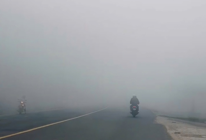 Đến khoảng 7 giờ sáng, sương mù vẫn dày đặc khiến các phương tiện lưu thông hạn chế tốc độ