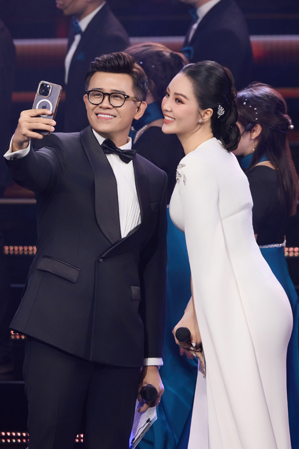 BTV Thụy Vân và MC Đức Bảo phụ trách dẫn chương trình Giải thưởng VinFuture mùa 5.