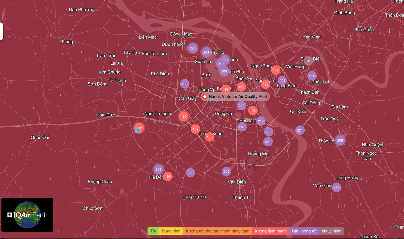 Đến 22h hôm qua, bản đồ AQI vẫn hiển thị nhiều dải tím bao trùm thành phố. Lớp mù không tan tạo nên khung cảnh u ám từ nội đô đến ngoại thành.