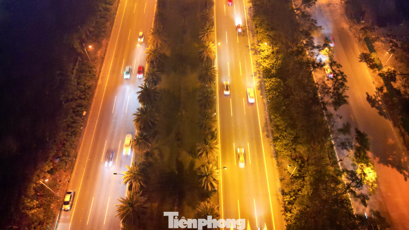 Theo dữ liệu từ IQAir, lúc 18h30, chỉ số AQI tại Hà Nội chạm 231, đưa thành phố lên vị trí ô nhiễm nhất thế giới tại thời điểm ghi nhận. Nồng độ bụi PM2.5 vượt xa mọi ngưỡng an toàn, cao gấp 35 lần giới hạn WHO, tạo nên khung cảnh vừa lạ lẫm vừa đáng lo ngại trong chính đời sống thường ngày của người dân Thủ đô.