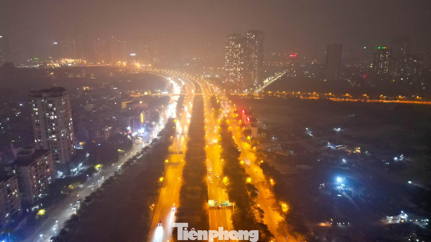 Trong bối cảnh thời tiết nghịch nhiệt, gió yếu, bụi mịn hầu như không thể phát tán. Cảnh tượng Đại lộ Thăng Long tối 7/12 trở thành hình ảnh rõ ràng nhất cho tình trạng ô nhiễm kéo dài của Hà Nội, nơi những buổi tối tưởng như yên bình lại bị phủ kín bởi lớp bụi siêu mịn, lặng lẽ nhưng âm thầm đe dọa sức khỏe cộng đồng.