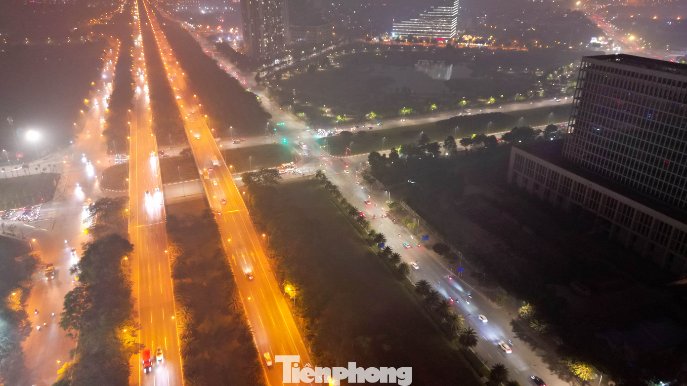 Theo ghi nhận lúc 18h30, lớp bụi lơ lửng khiến mặt đất bao phủ trong sắc xám nhạt, ánh đèn đường trở nên mờ hơn thường lệ và những tòa nhà cách vài trăm mét khó quan sát rõ. Không ít người phải đeo khẩu trang dày khi ra đường để hạn chế sự khó chịu do chất lượng không khí giảm