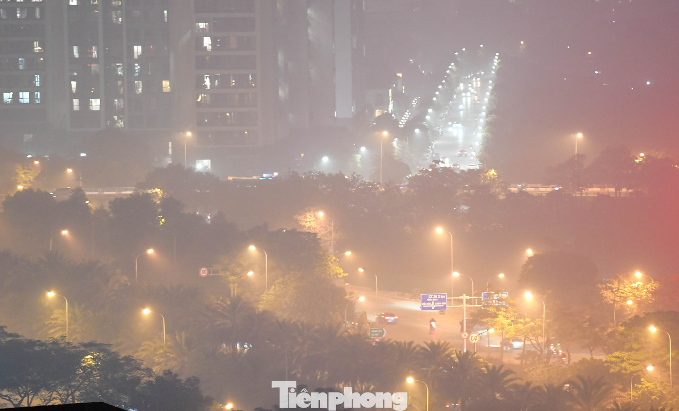 Các khu dân sinh dọc đại lộ như An Khánh, Thiên Đường Bảo Sơn cũng chìm trong tình trạng mù mịt hiếm thấy.