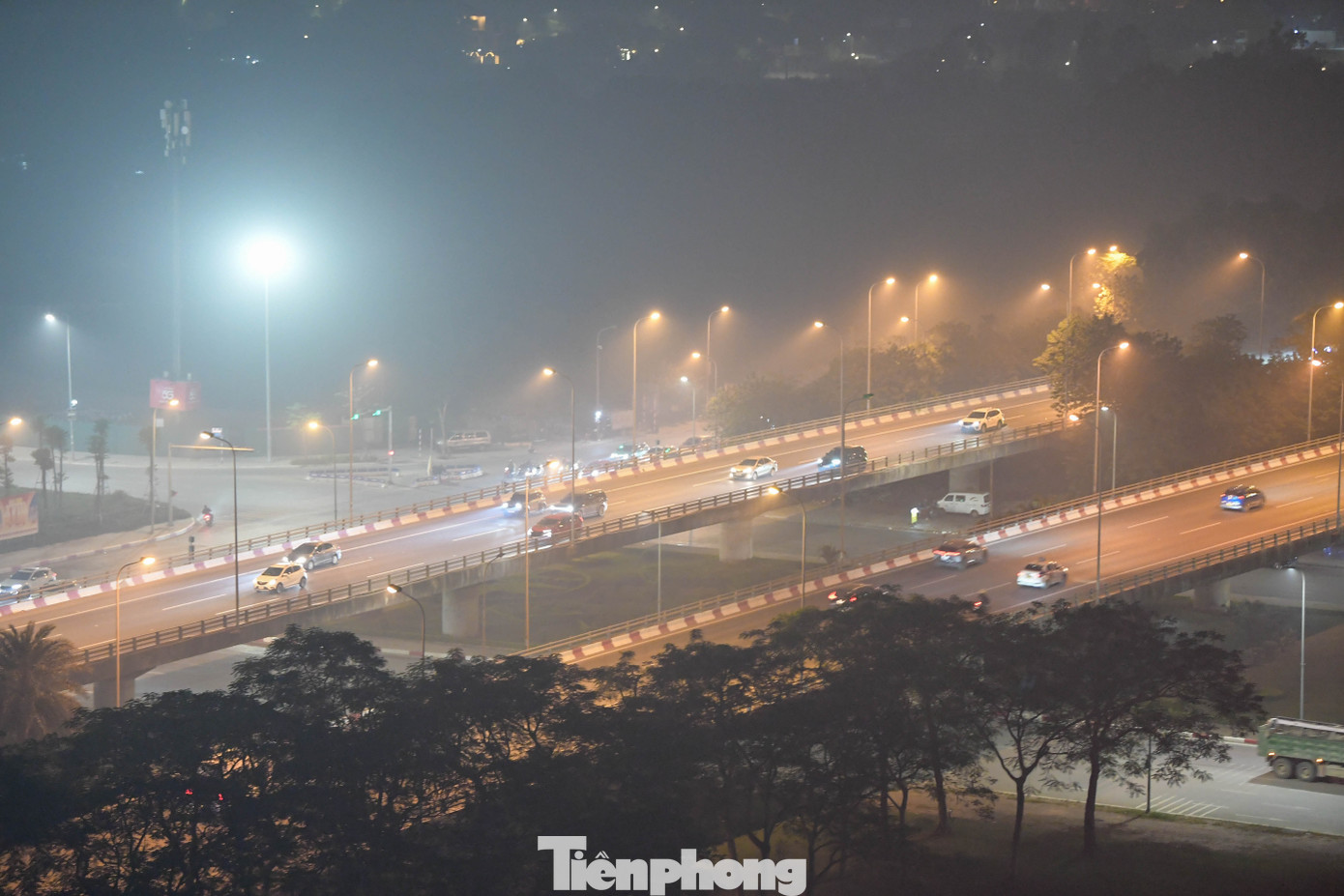 Chị Nguyễn Thu Hà, cư dân An Khánh, cho biết: “Tôi chỉ bước ra ban công vài phút mà mắt cay xè. Nhìn sang dãy nhà đối diện, tưởng như có lớp kính xám che giữa không khí”.